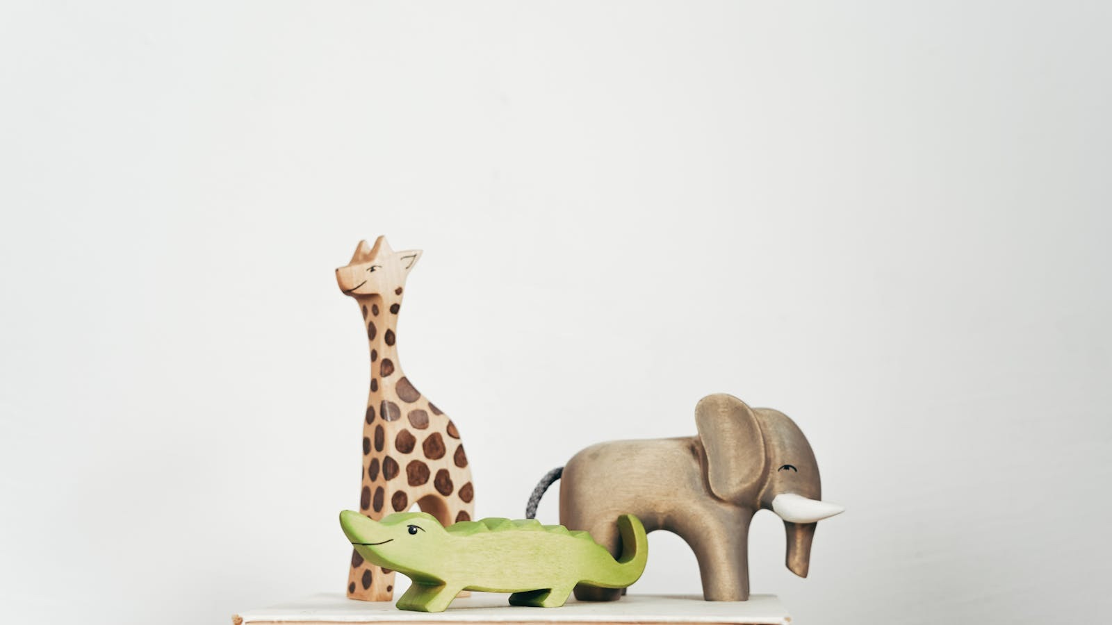 Figurines animaux en bois pour enfant : girafe, éléphant et crocodile
