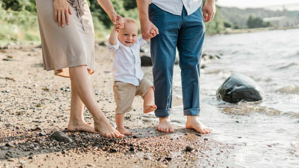 Activités à la plage avec ton enfant : toutes mes idées par âge 🏖️