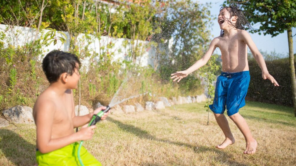 Jeux d&rsquo;eau pour les enfants à la maison : mes idées testées pour un été bien trempé 💧