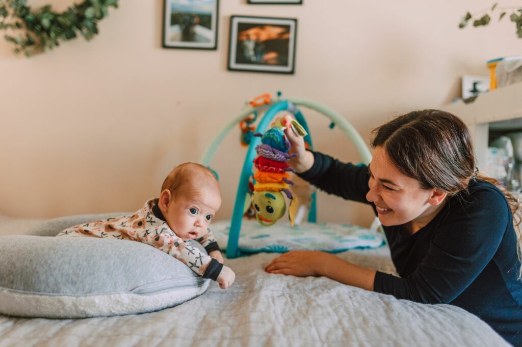 Les jouets d&rsquo;éveil noir et blanc pour bébé : pourquoi ça change vraiment tout ?