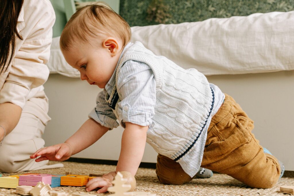 Jouets sensoriels pour bébé : quels sont les meilleurs pour stimuler l&rsquo;éveil ?